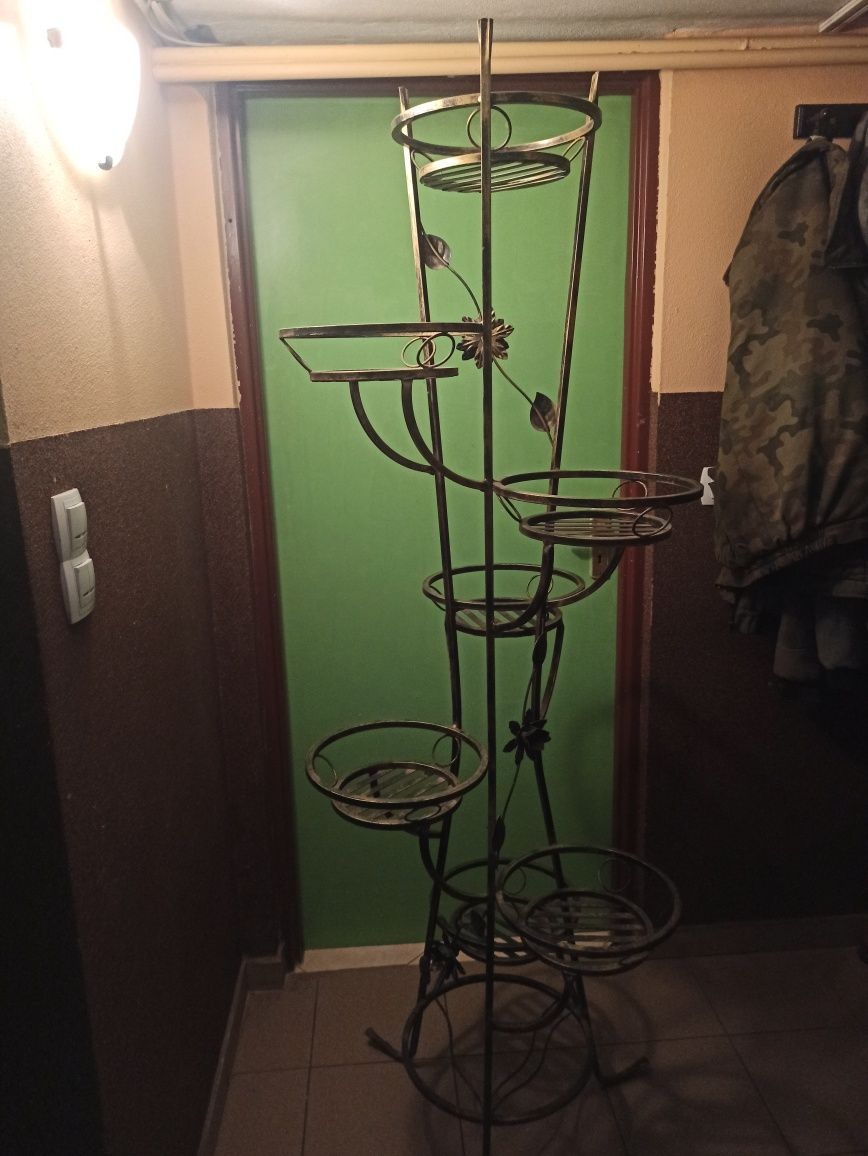 Wysoki, metalowy stojak na kwiaty