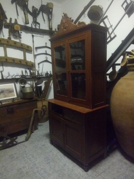 mesas e armários antigos