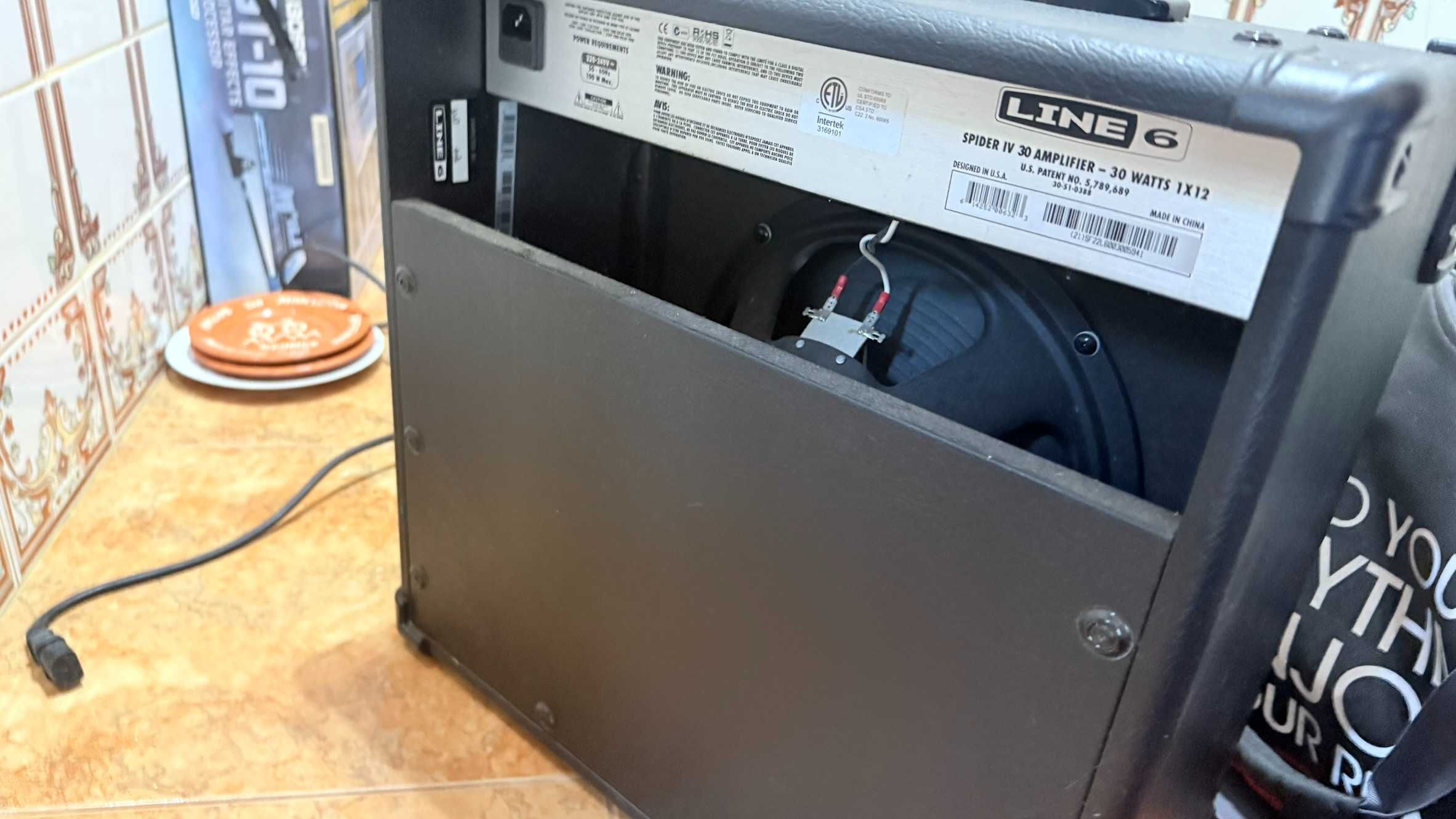 Guitarra elétrica, amplificador e pedais de efeito
