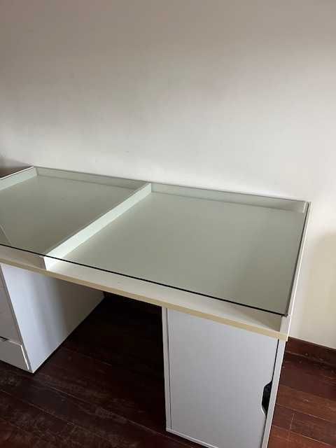 Secretária IKEA tampo de vidro e dois módulos