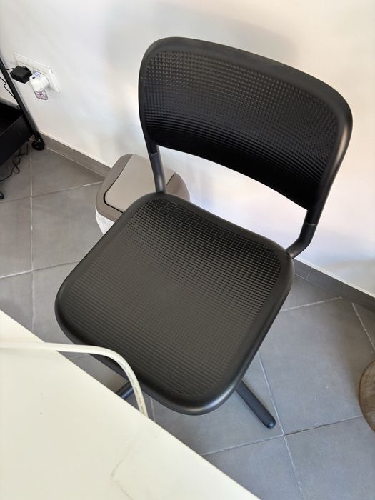 Vendo mesa com cadeira