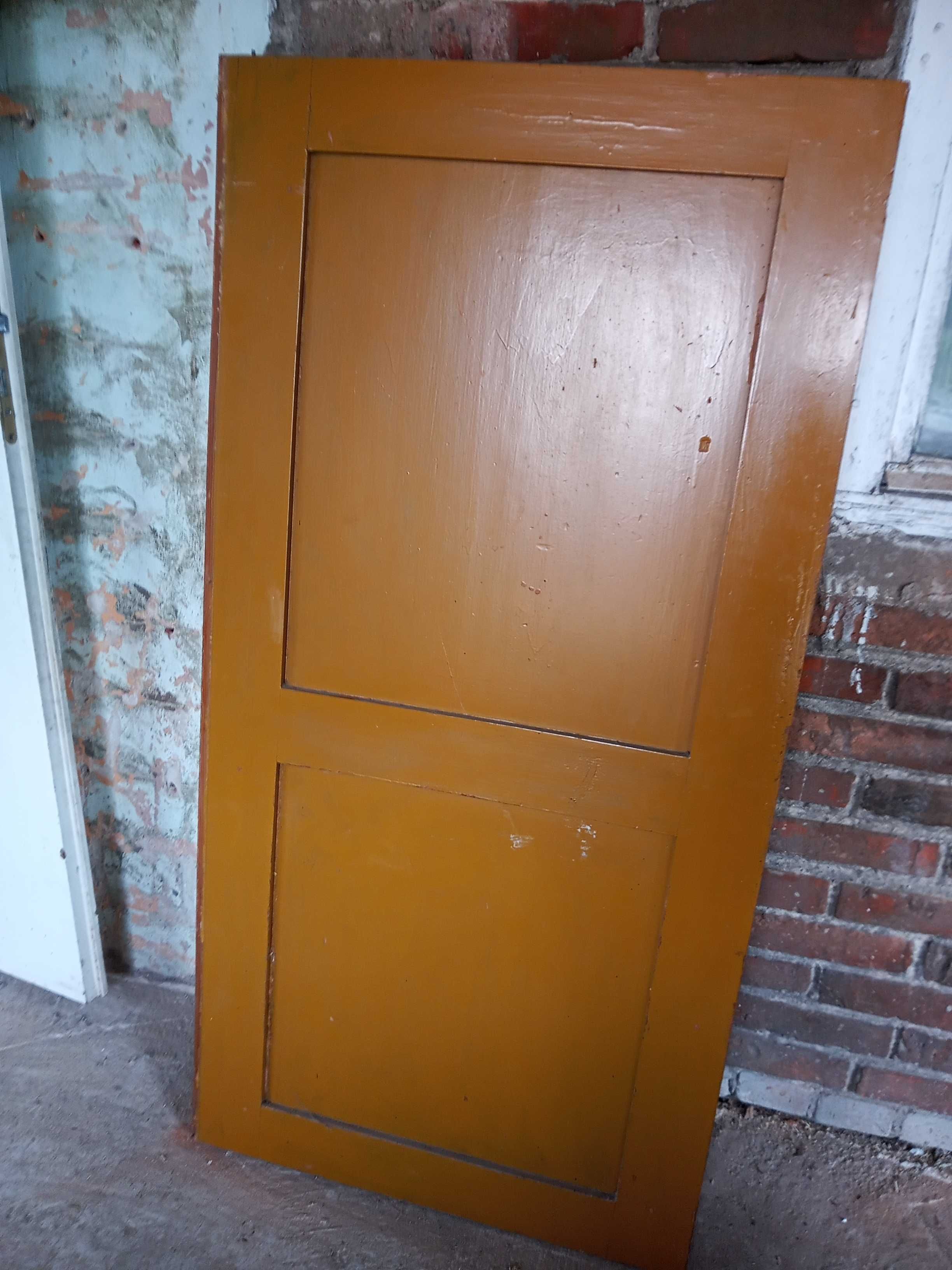 Okiennice, drzwi od starej szafy