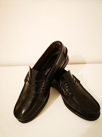Sapatos Mocassin pretos em couro