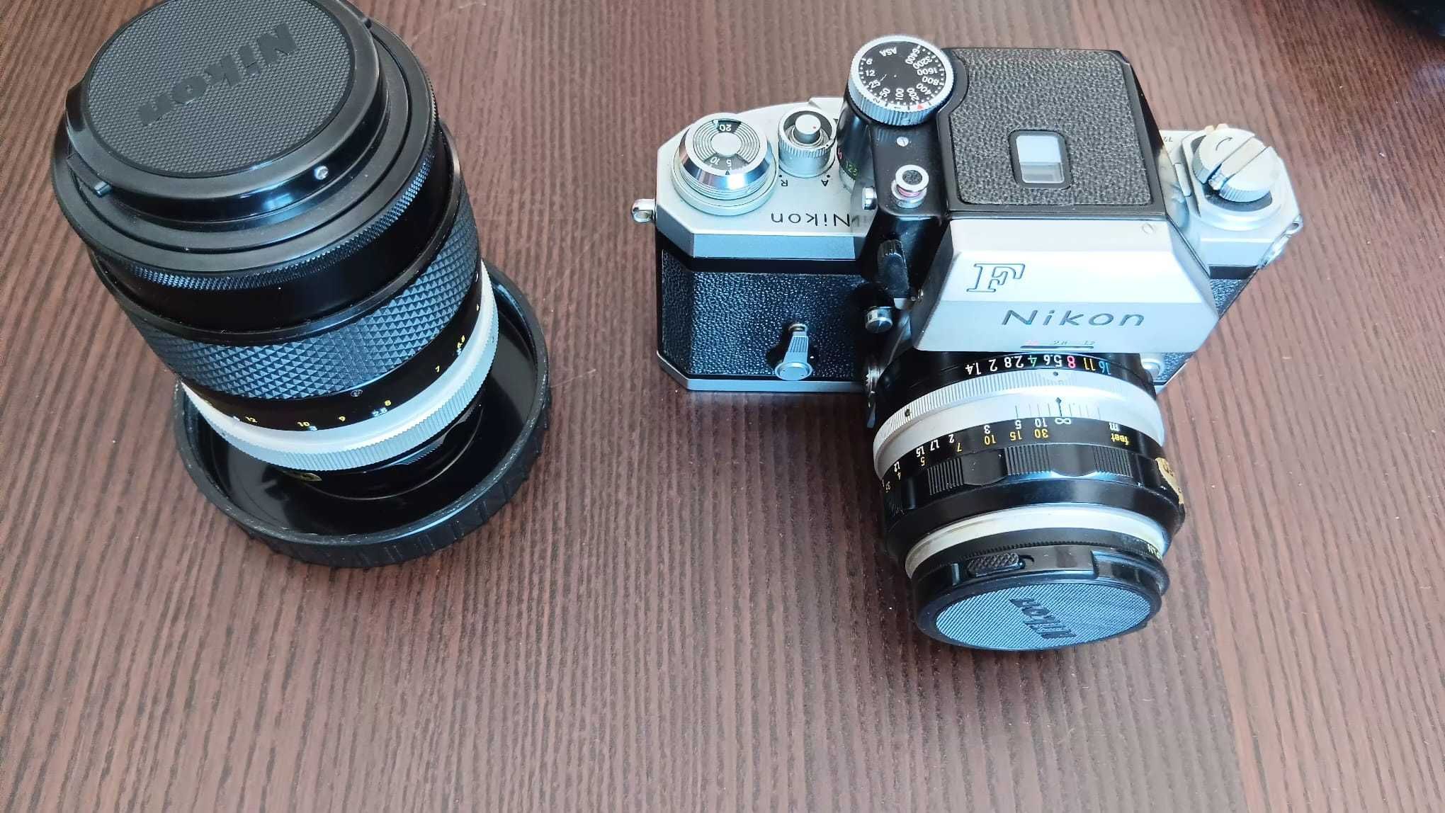 Nikon F analógica com 2 lentes