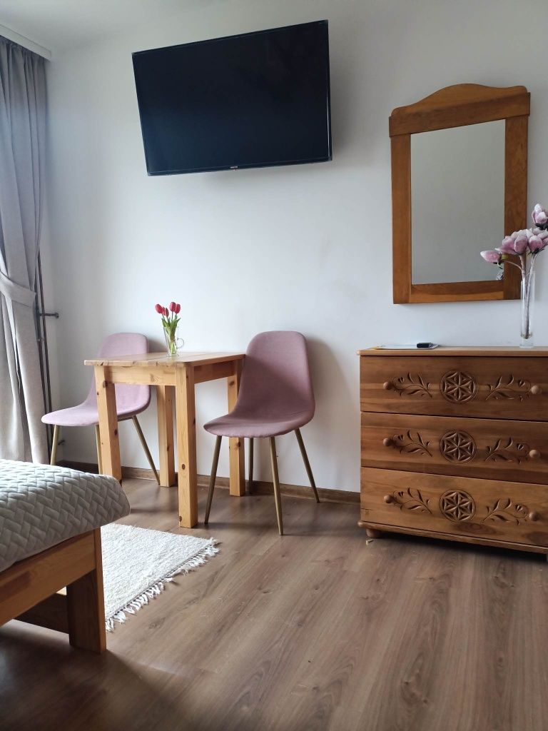 Wolny pokoj dla 2 osób od dziś . Widok na Giewont. 25 min od centrum