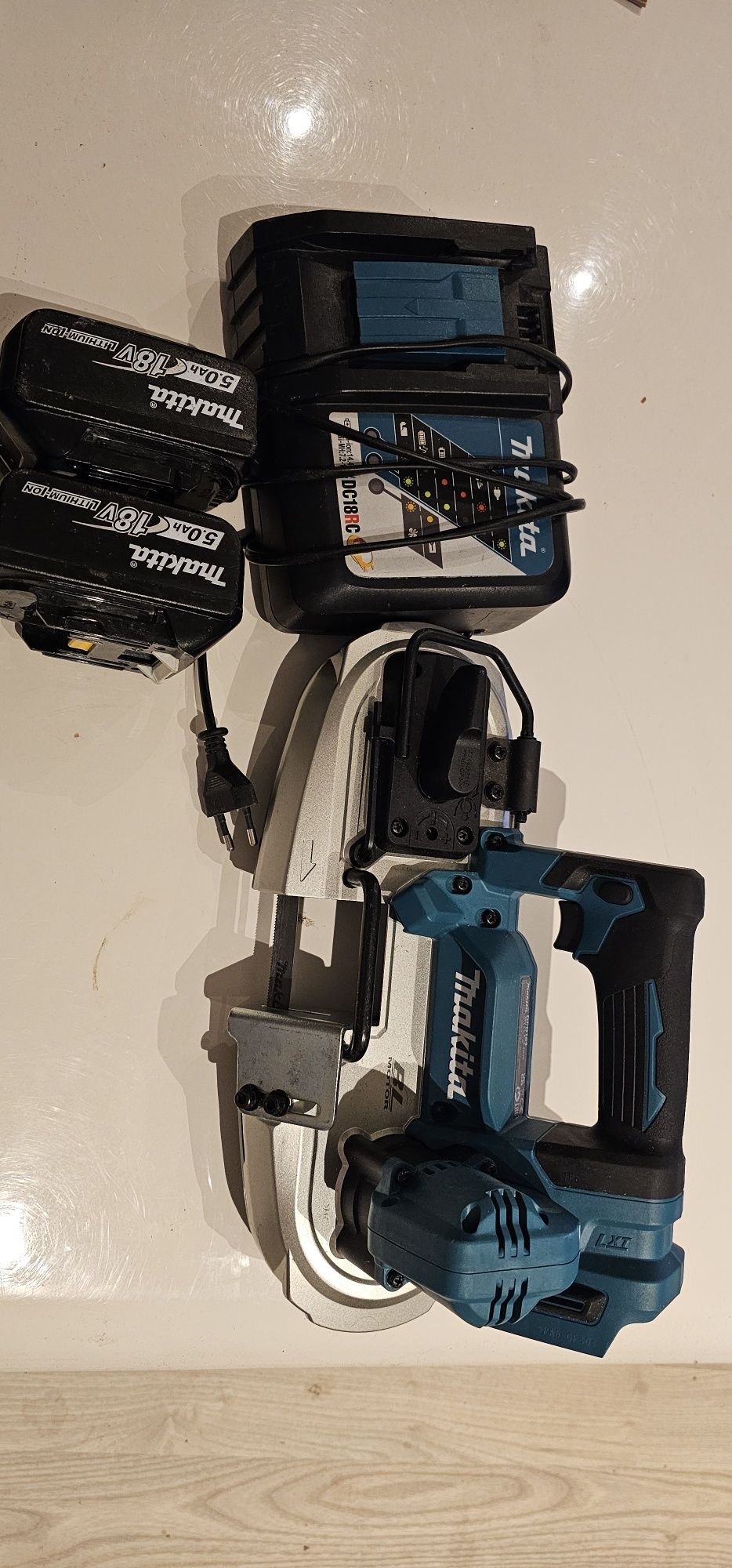 Makita DPB 184. Piła taśmowa.