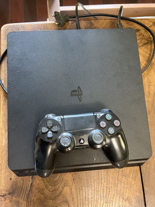 Playstation 4 Slim com pouco uso