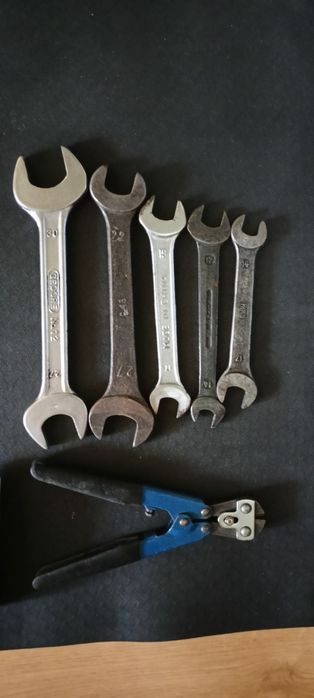 Zestaw narzędzi po ojcu, klucze (płaskie, oczkowe) obcęgi, młot, lewar