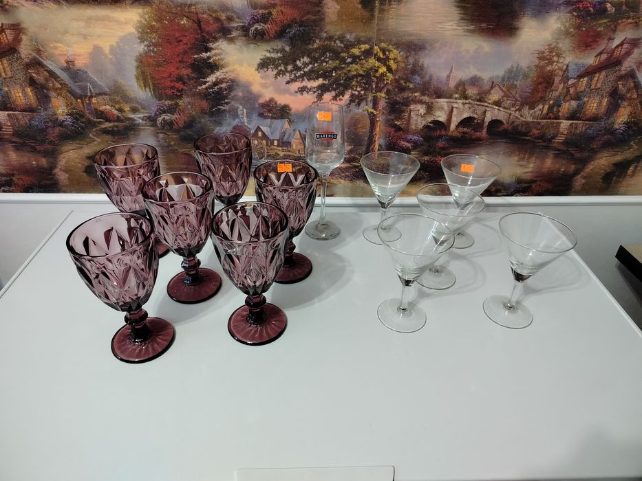 Бокалы под мартини и вино.