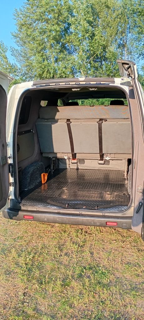 Nissan NV200 2011