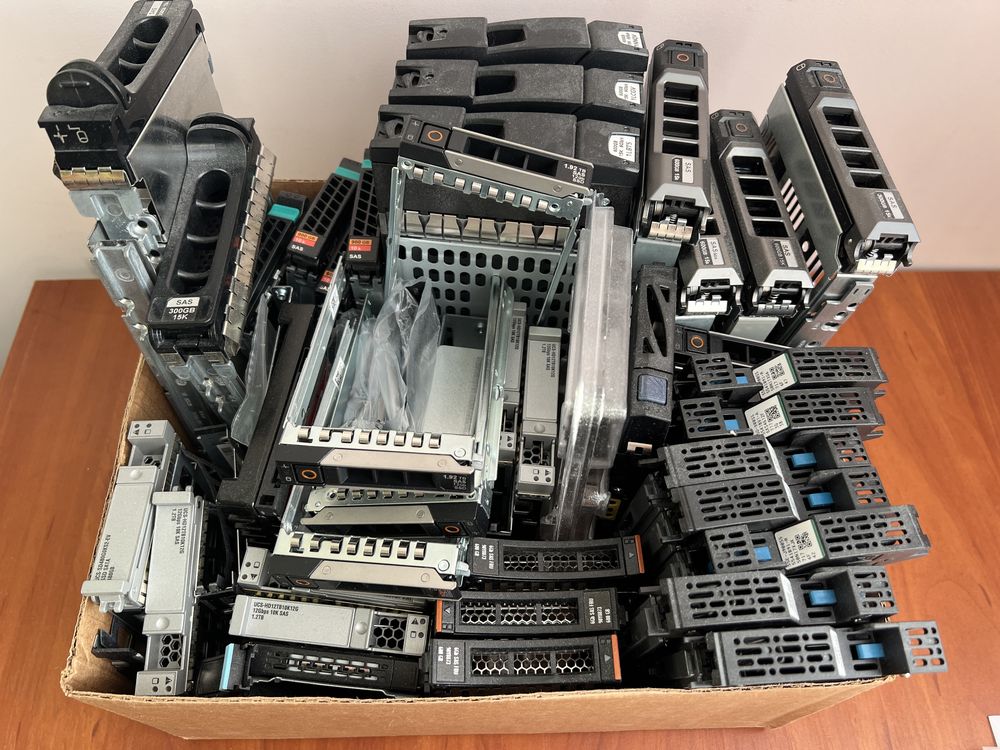 Санчата 2.5 3.5 HP DELL Cisco NetApp Hitachi салазки корзинки SAS SATA