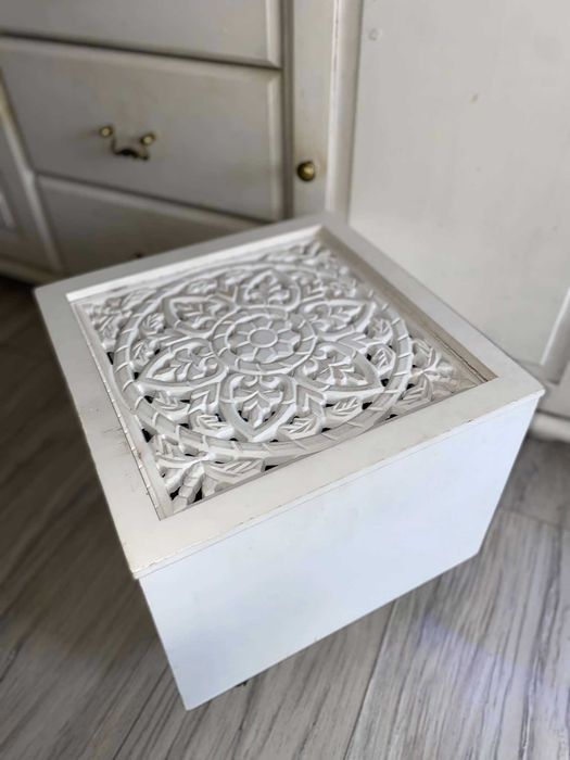 rustykalny ażurowy stolik na kółkach otwierany