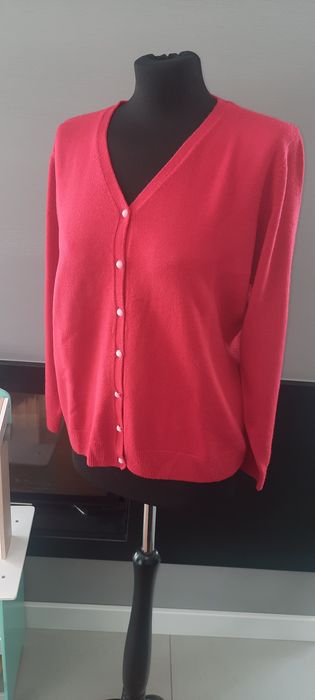 Sweter na guziki kardigan akryl wełna czerwony dekolt serek