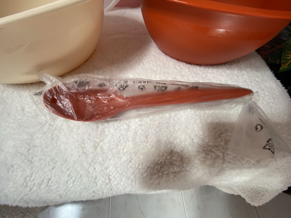 Conj. 2 Travessas com tampa + colher | Tupperware (novas)