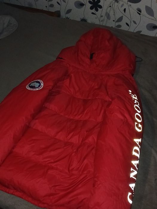 куртка червоного кольору у ромірі