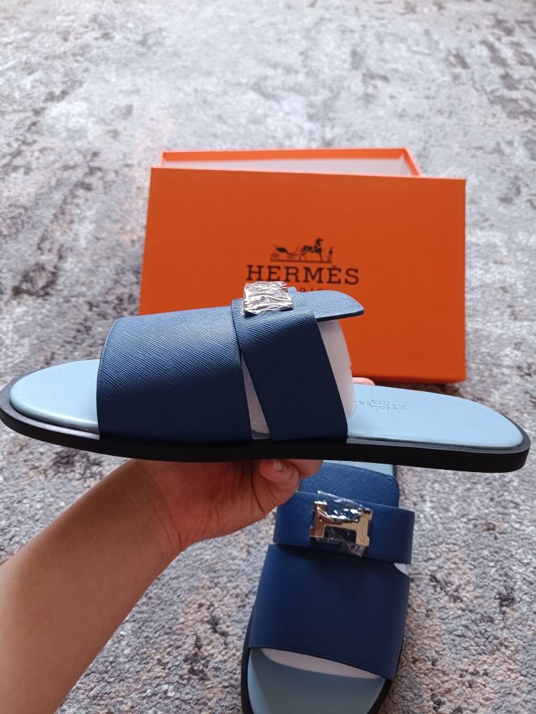 Шльопанці Hermes.