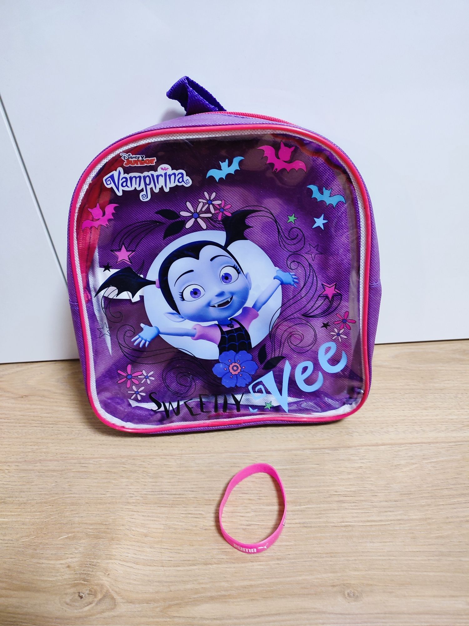 Plecaczek Vampirina i opaska różowa Puma