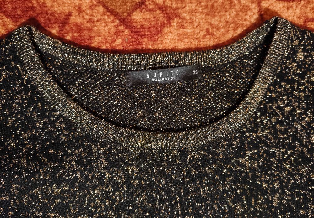 Czarna tunika sylwestrowa ze złotym brokatem Mohito