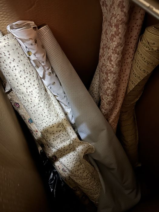 Varios botoes e tecidos de alfaiataria