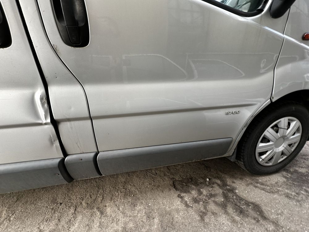 Drzwi Vivaro A Prawe przód L147