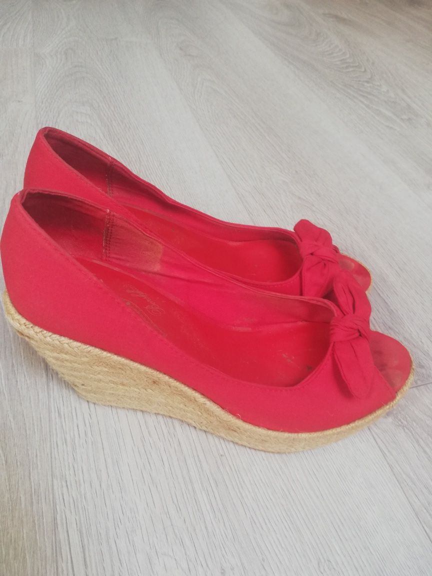 Sapatos cunha vermelhos