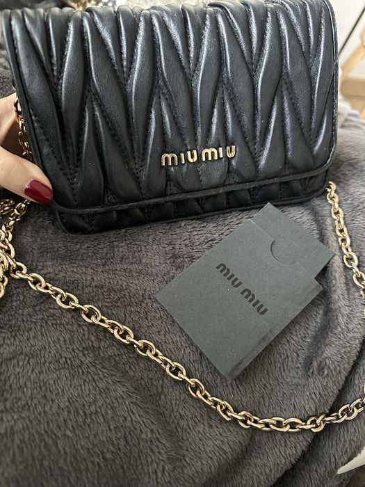 Czarna mała torebka Miu Miu ze skóry naturalnej