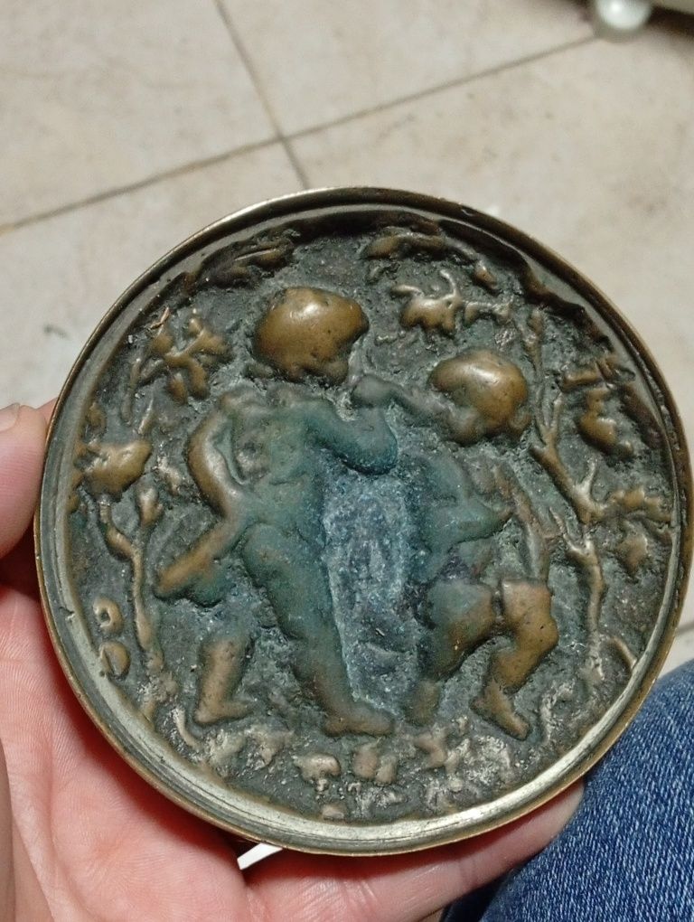 Medalha Grossa em Metal grosso com par Anjinhos