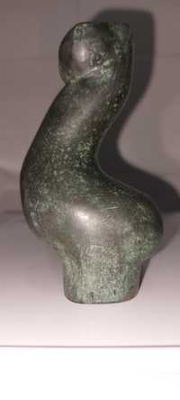 Escultura antiga em bronze do ilustre cutileiro