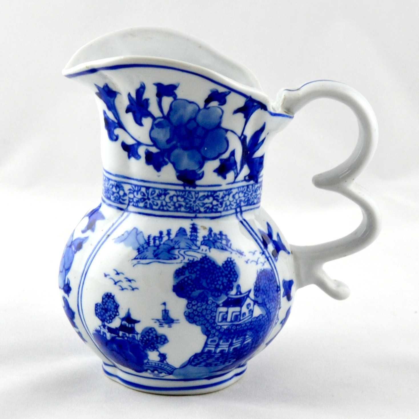 Jarro Porcelana da China Azul e Branco decorado com flores e pagodes