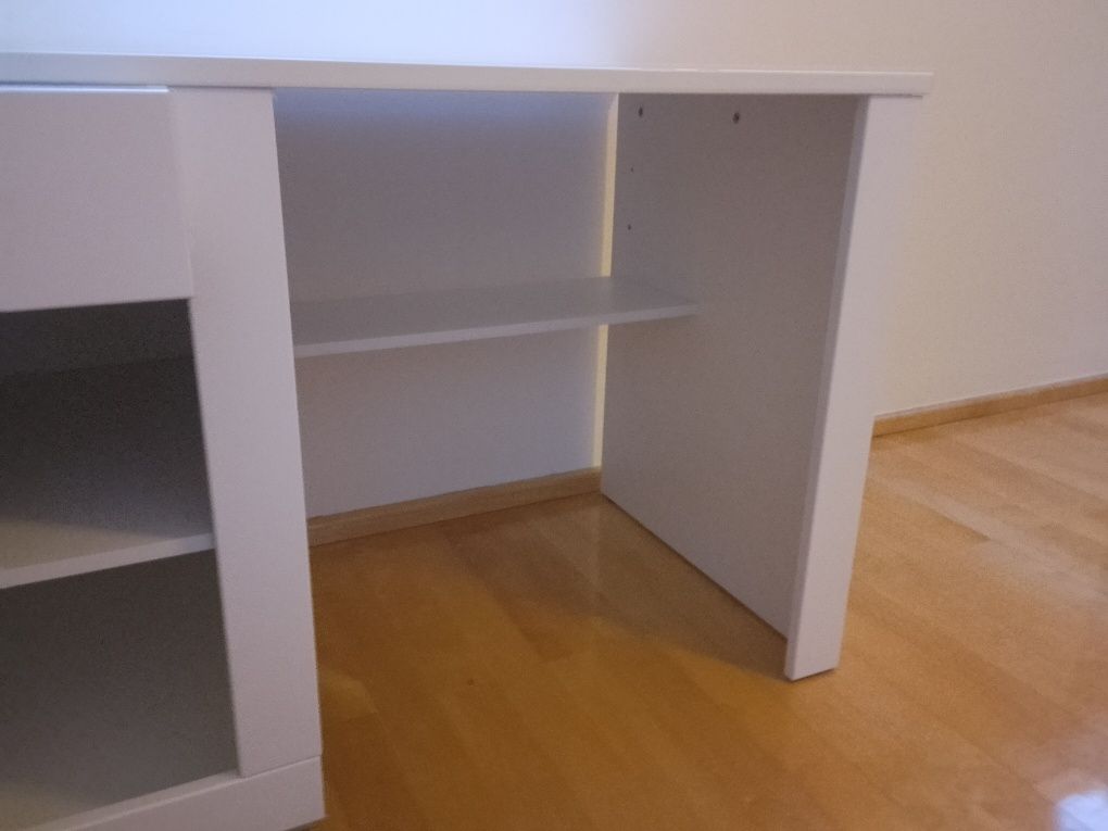 Białe biurko jak nowe