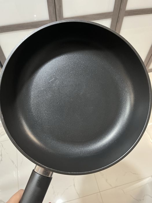 Patelnia z grubym dnem żeliwna nowa