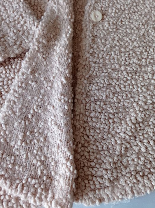 Kardigan z boucle w kolorze delikatnego różu z rękawem 3/4 dlugosci