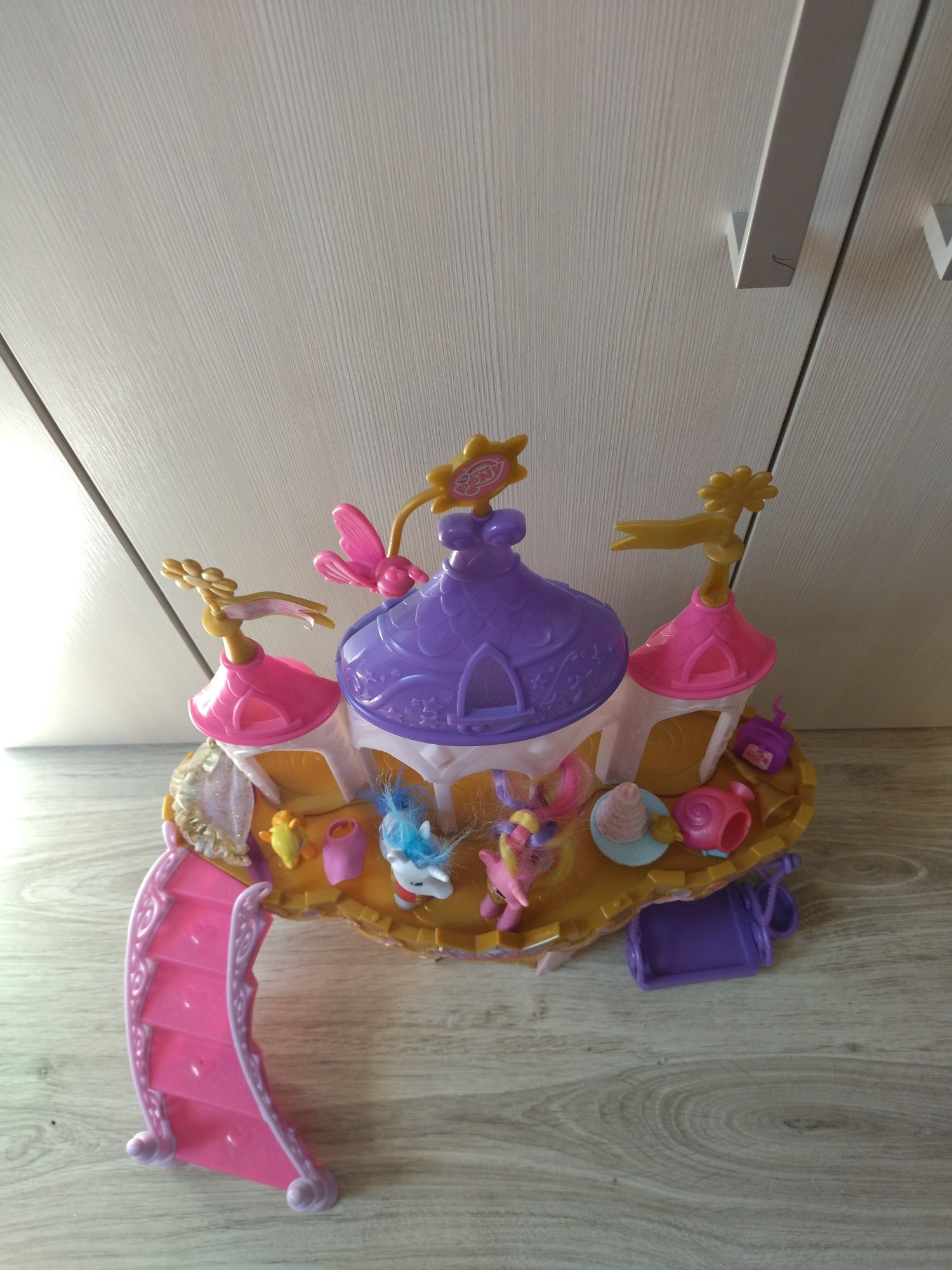 Zamek ślubny z figurkami My little pony Cadence