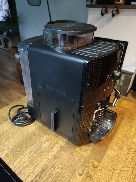 Ekspres Krups Essential EA8108 w kolorze czarnym