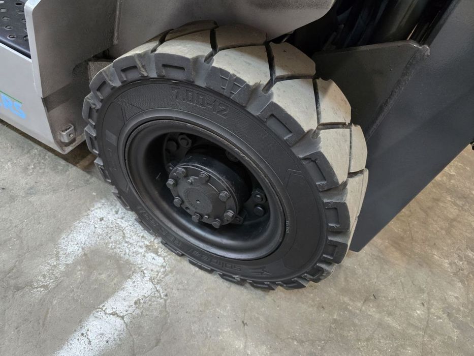 Навантажувач вилковий, газовий 2.5 тонн Nissan-Unicarriers U1D2A25LH