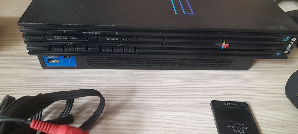 Konsola ps2 fat + 2 pady + buzzery + kamerka + karta pamięci