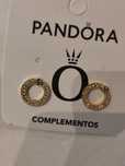 Brincos dourado e zirconias Pandora