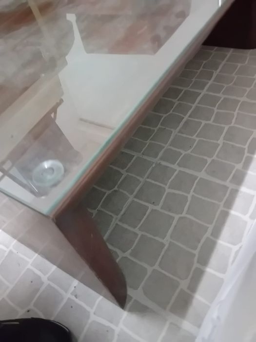 Mesa centro com tampo em vidro.