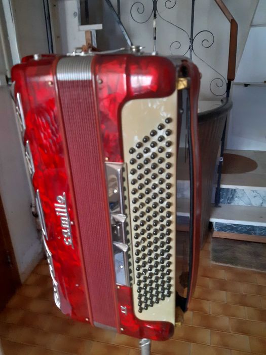 vendo acordion de teclas 120 baxos camilo