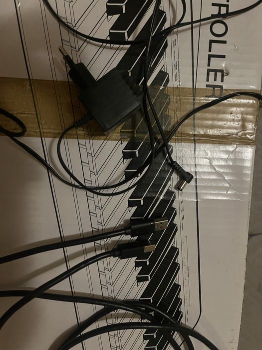 Keyboard MIDI firmy ALESIS Q49 z kablami