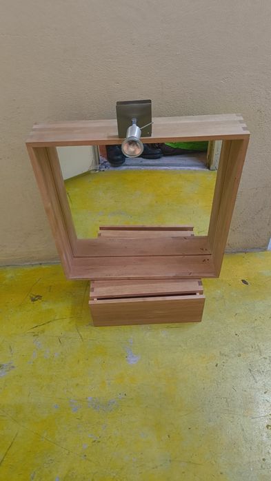 Espelho e gaveta de parede