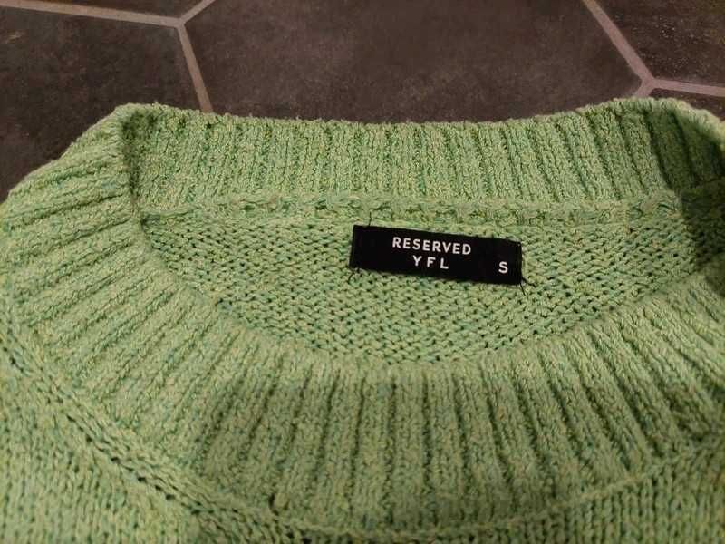 Sweter zielony Reserved M z napisem oversize