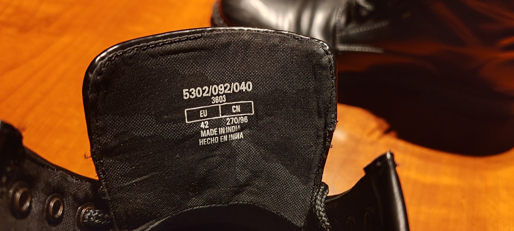 Botas Pretas com Cordão