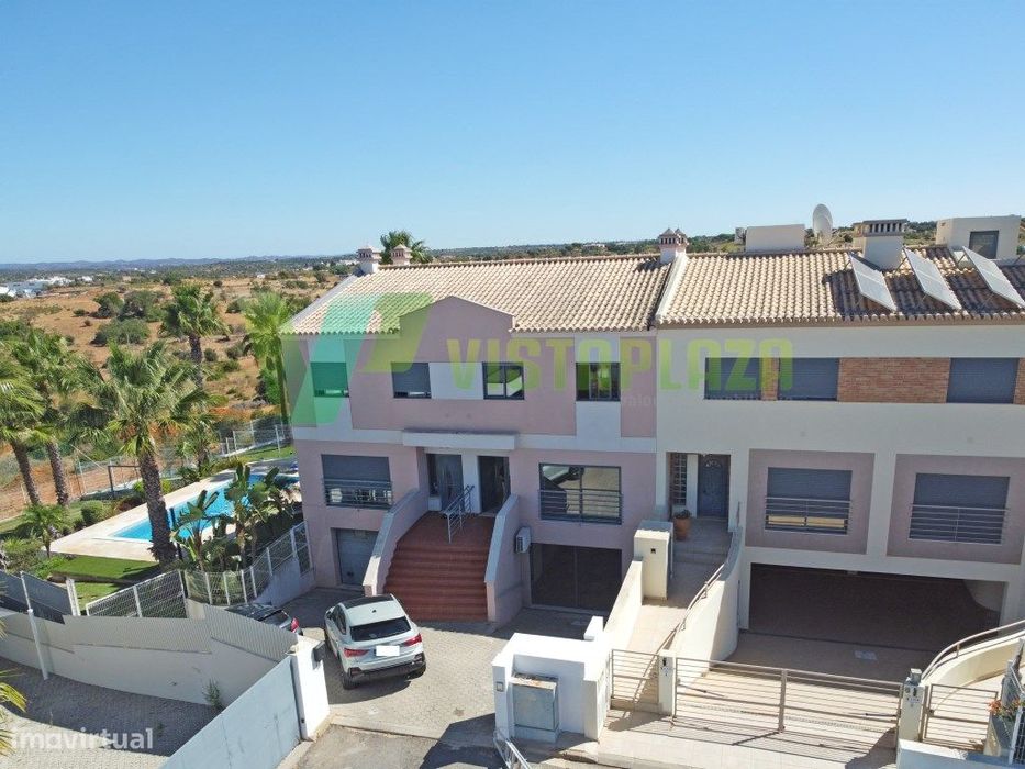 Moradia com Piscina e Garagem em Zona Tranquila com Vista Golfe, Be...