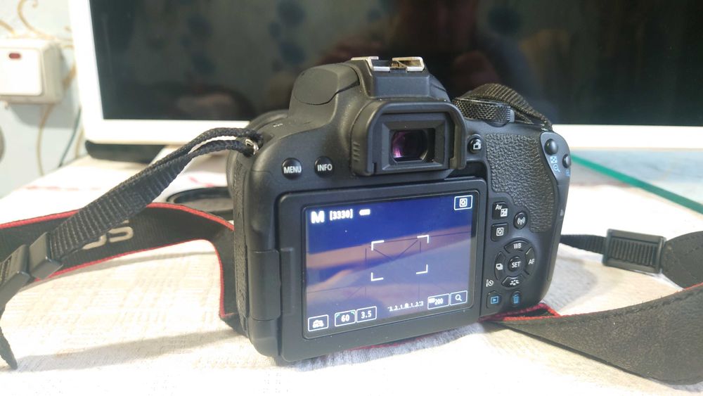 Canon EOS 800D, Canon EF-S 18-135 mm IS