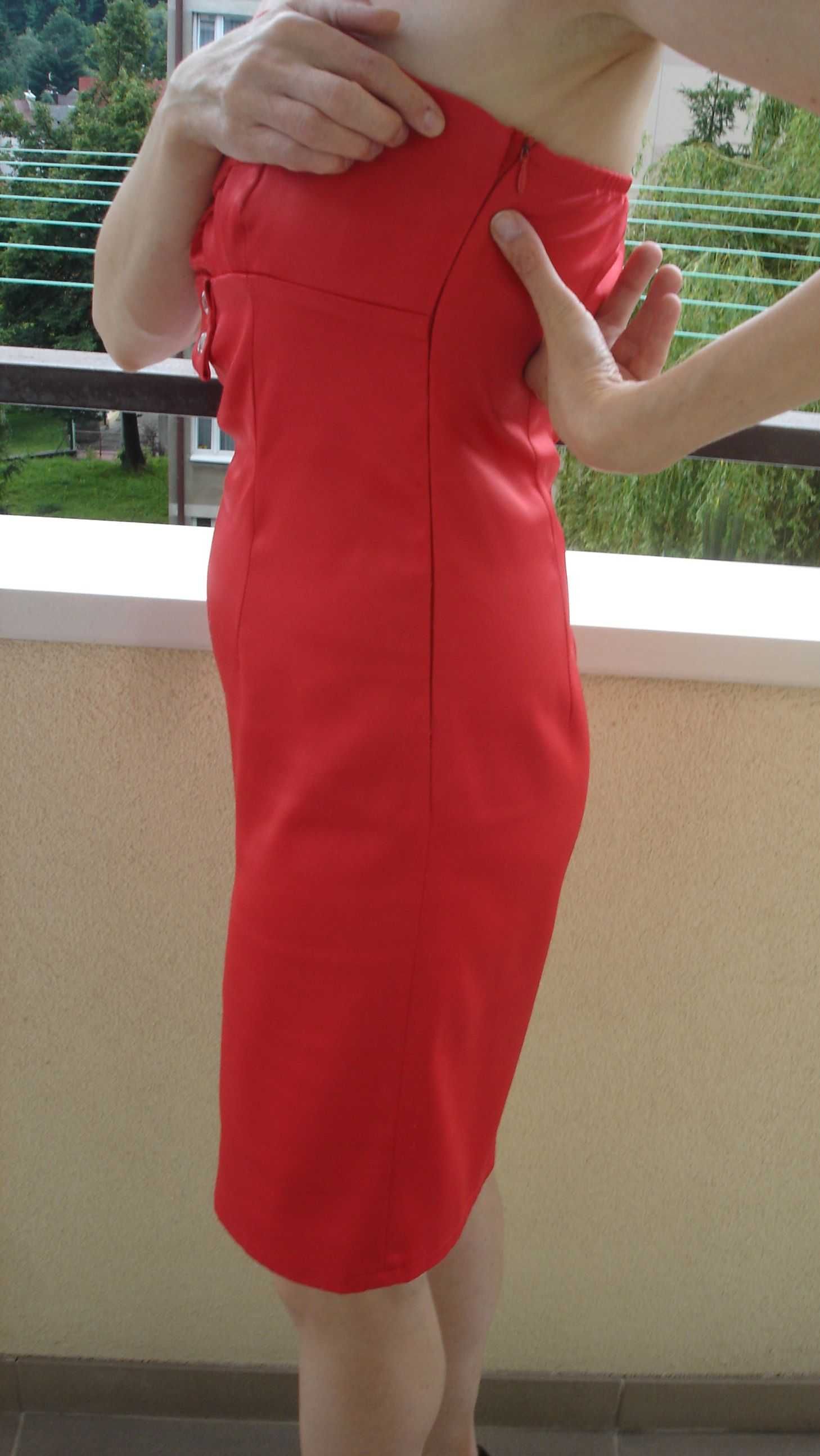 Czerwona sukienka, rozmiar S.