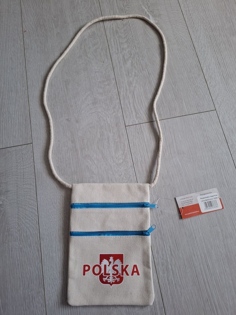 Paszportowka z flaga polski
