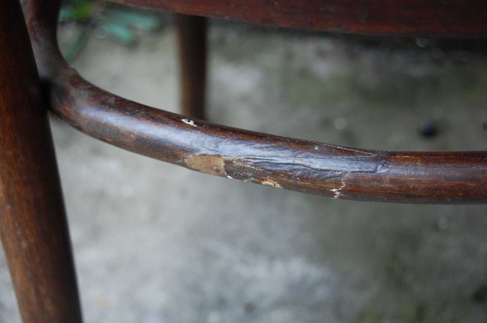 Dwa stare 80-letnie, drewniane krzesła. Fabryka mebli giętych Radomsko