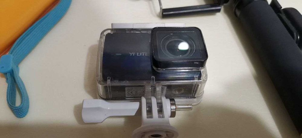 Экшн камера Xiaomi Yi Lite + аквабокс + Bluetooth-монопод + 2 поплавка