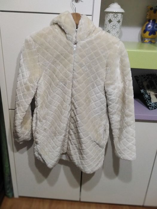 Casaco de pêlo sintético de cor beje